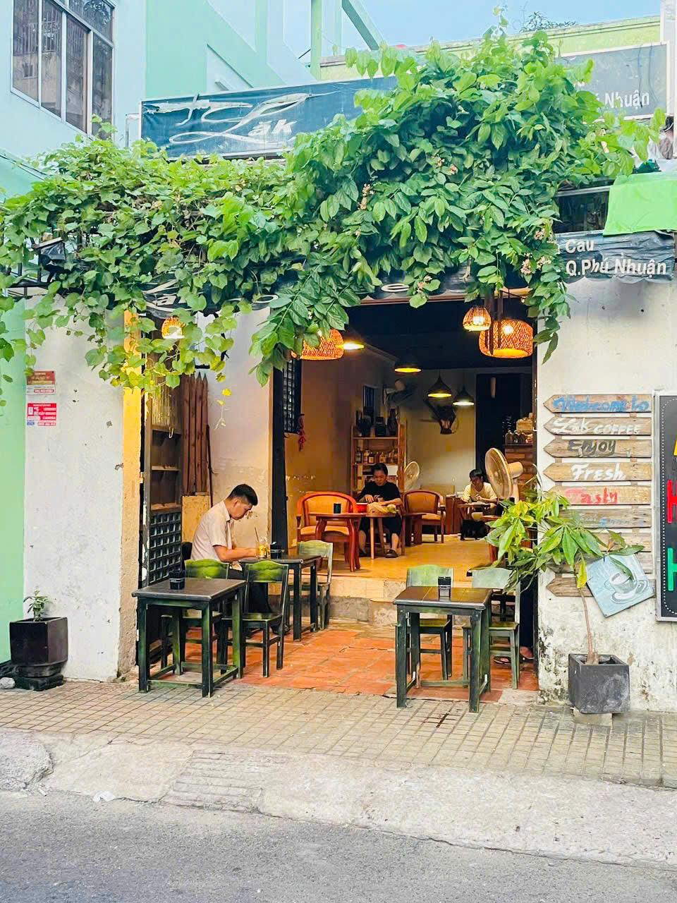 Sang quán cafe căn góc ngay ngã 3 khu đường hoa quận Phú Nhuận, TPHCM2121542