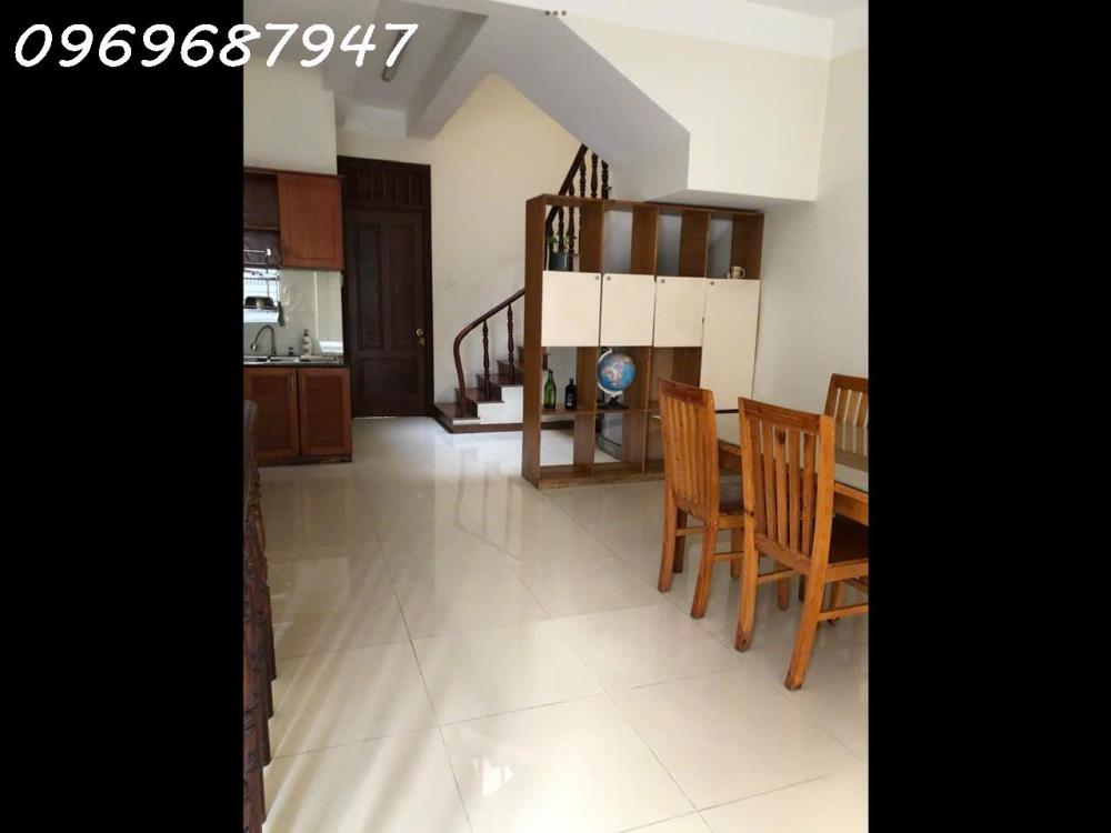 Cho thuê nhà mặt phố Quận 7, 360m², 3PN, 5WC, 25 triệu/tháng2137070