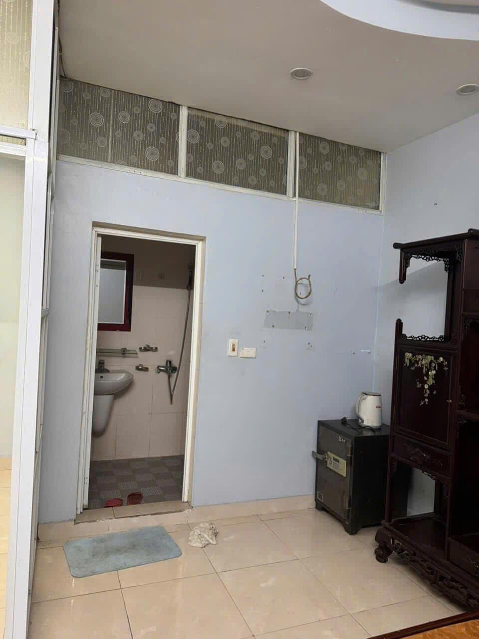 Cho thuê nhà ngõ ô tô Phố Đặng Văn Ngữ, 4 tầng x 38m2, 3 ngủ, 3 vệ sinh, 13 Triệu (có TL)2540222