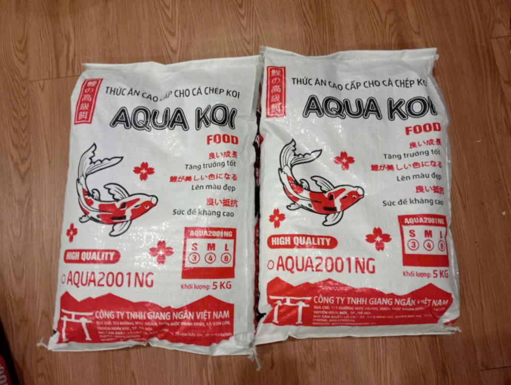 AQUA KOI mang đến công thức cải tiến, giúp cá phát triển cân đối, lên màu rực rỡ, nâng cao sức đề kháng và giữ nước hồ luôn trong vắt.2579377