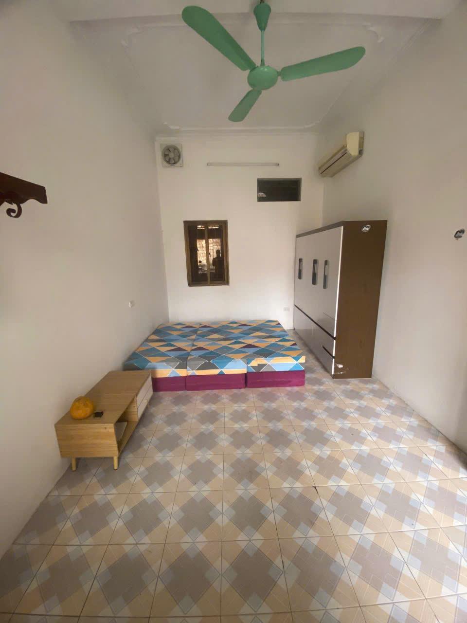 Cho thuê nhà ngõ ô tô 240 Phố Tân Mai, 45m2, 3.5 tầng, 3 ngủ, 9 Triệu2620644