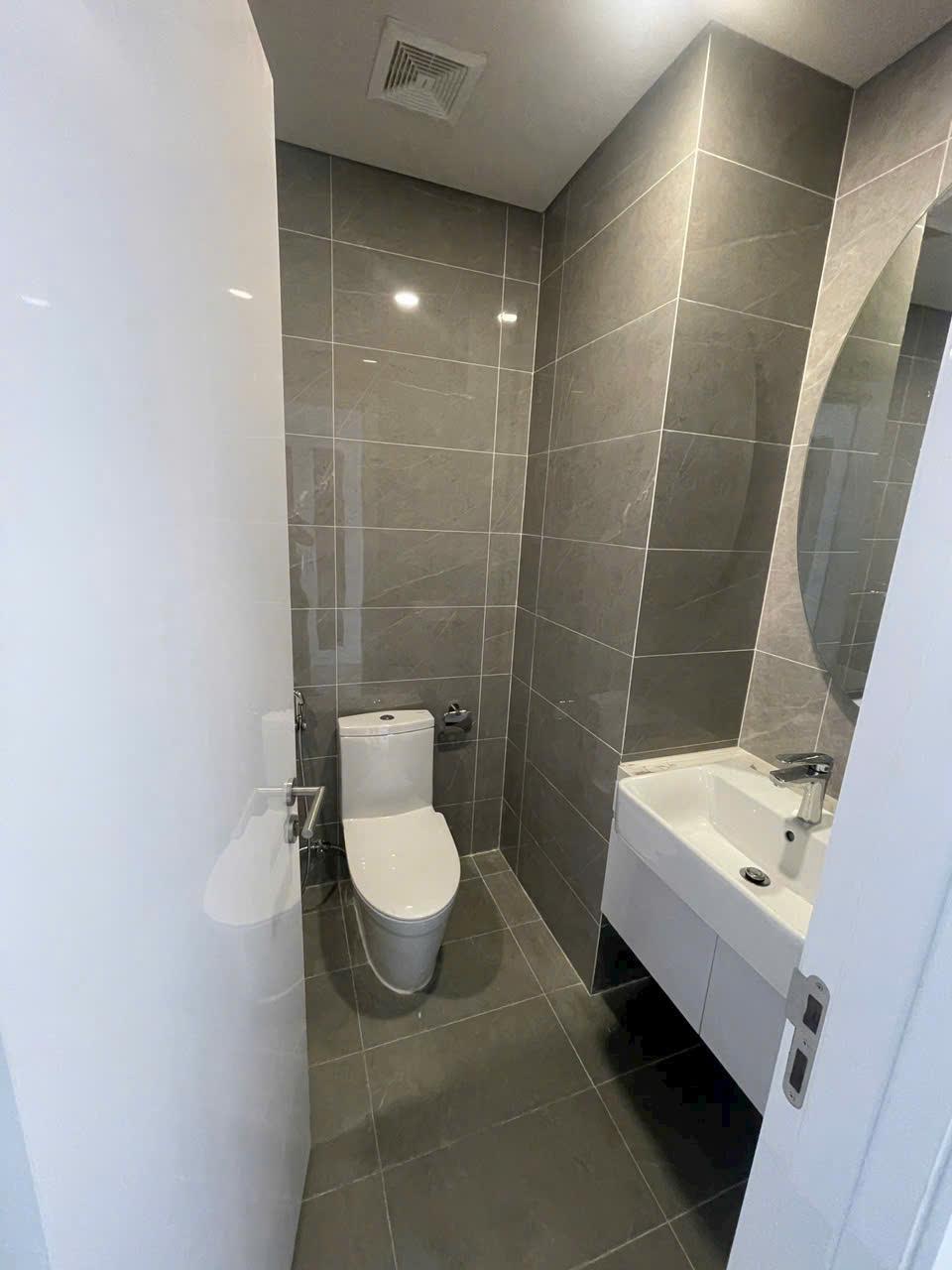 Cho thuê căn hộ cao cấp BRG Lê Văn Lương, 155m2, 4 ngủ, 3 WC ở gia đình, vào được ngay2596469