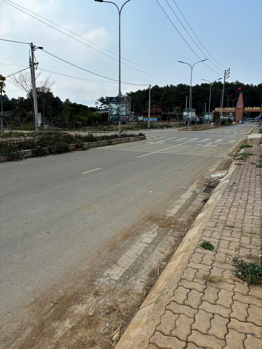 Cần bán lô đất full thổ cư tại Mộc Châu giá rẻ phù hợp làm kinh doanh du lịch. Vị trí đẹp trung tâm du lịch.2519194