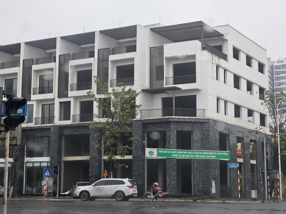 Nhà 4 tầng xây mới Siêu VIP, mặt phố Nguyễn Tất Thành 110m2, thông sàn, Vĩnh Yên, Vĩnh Phúc2444590