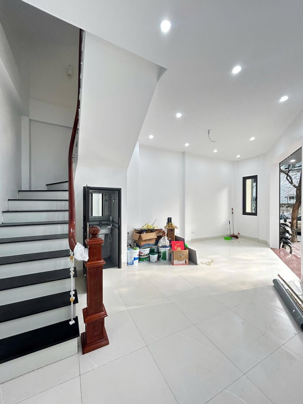 Cho thuê nhà KD Spa, VP Mặt Phố Nguyễn Bá Khoản, 5 tầng, 40m2, lô góc, vỉa hè đá bóng2580099