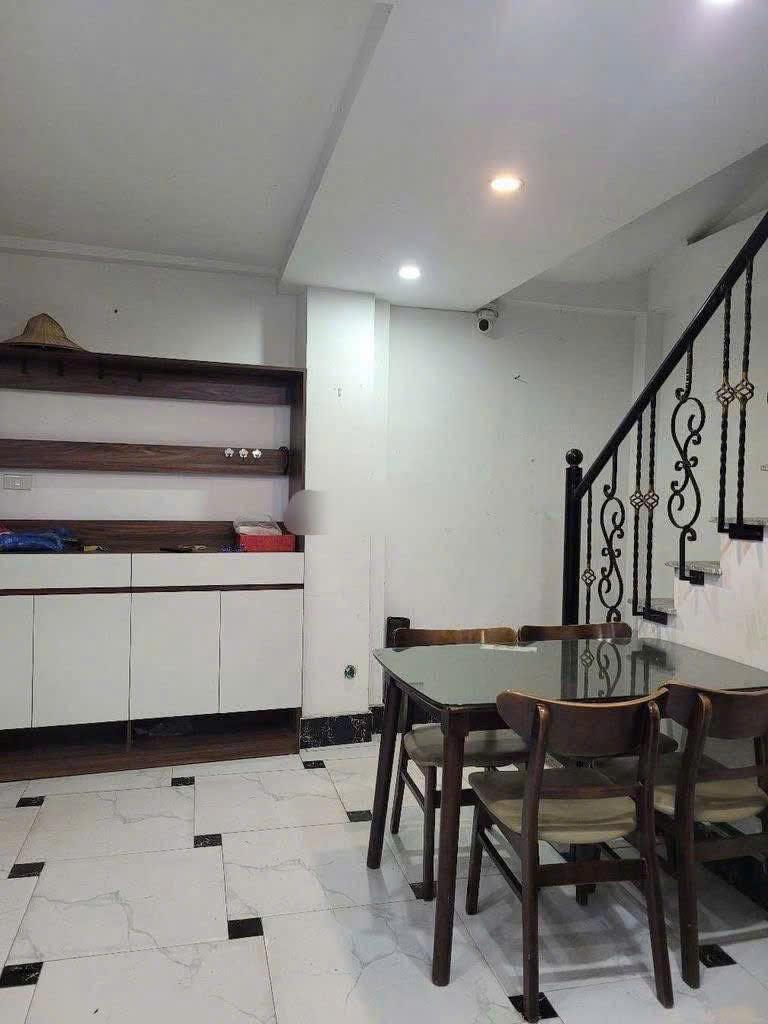 Cho thuê nhà nguyên căn ngõ Giáp Bát, 5 tầng, 30m2, 3 ngủ, 12 Triệu2389479