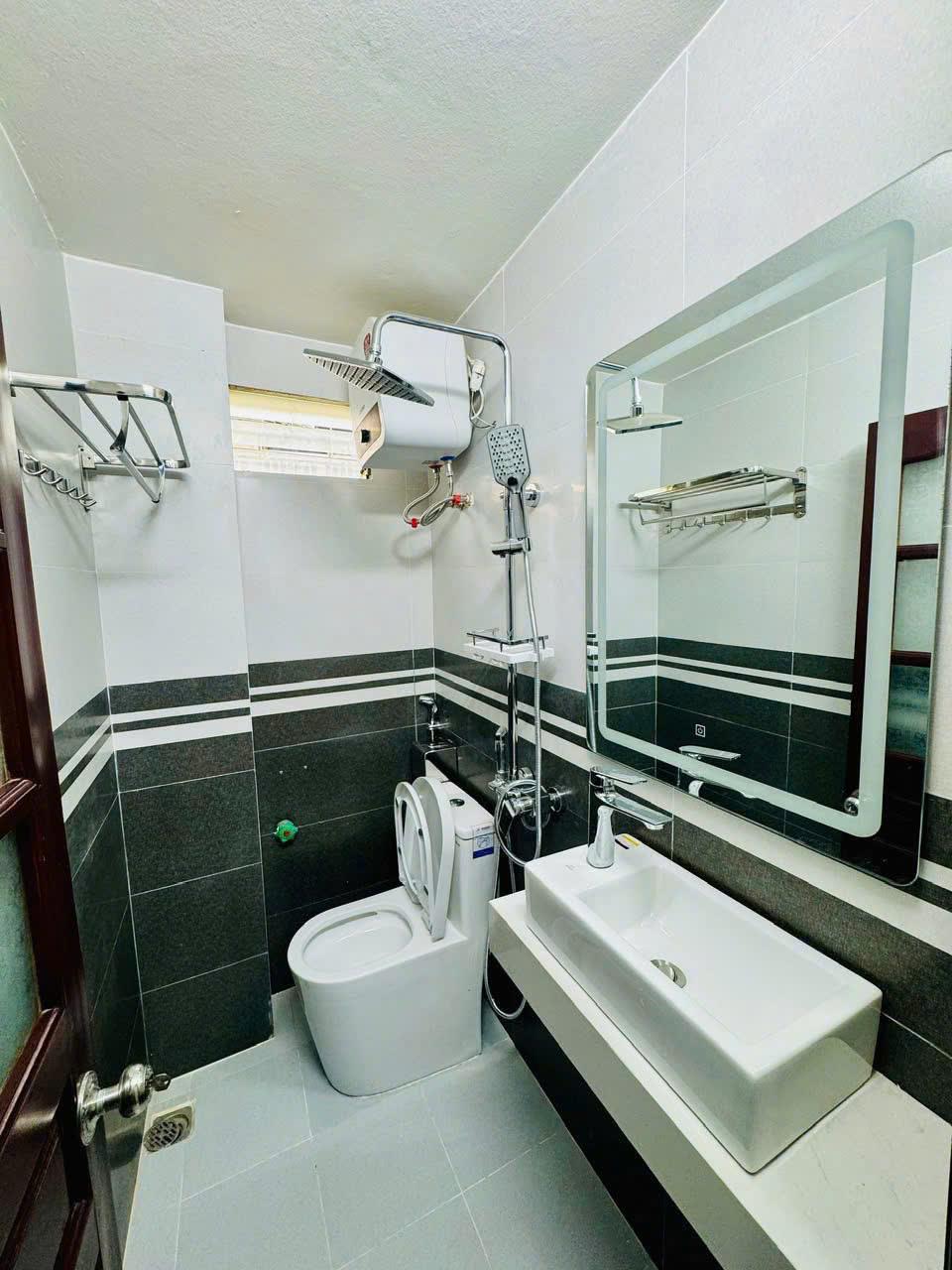 Cho thuê nhà nguyên căn Phố Bùi Xương Trạch, 5 tầng, 33m2, 7 ngủ, 14 Triệu vào ngay2435286