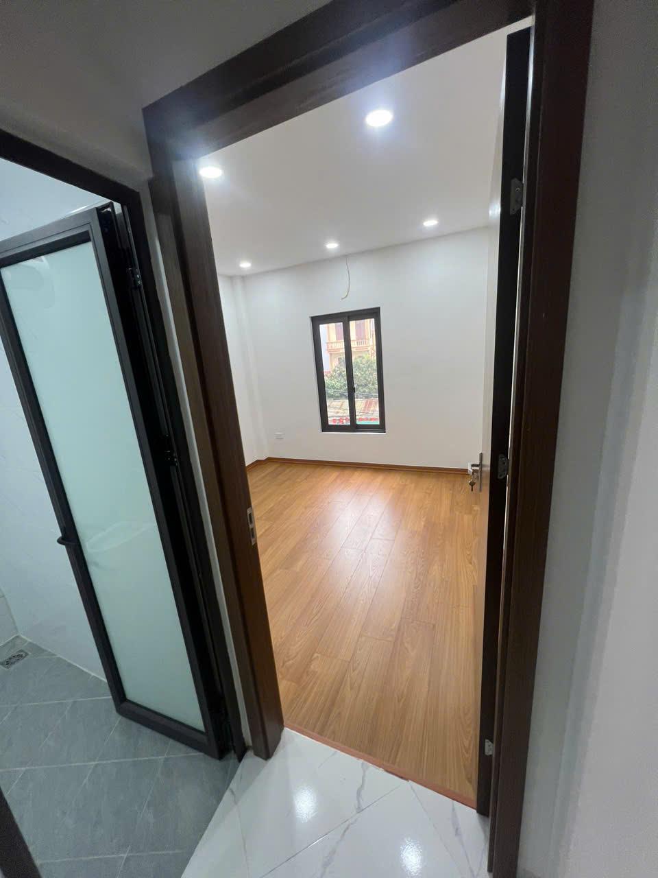 Cho thuê nhà nguyên căn ngõ 41 Tựu Liệt, 36m2, 4 tầng, 5 ngủ, 10 Triệu/tháng2446129