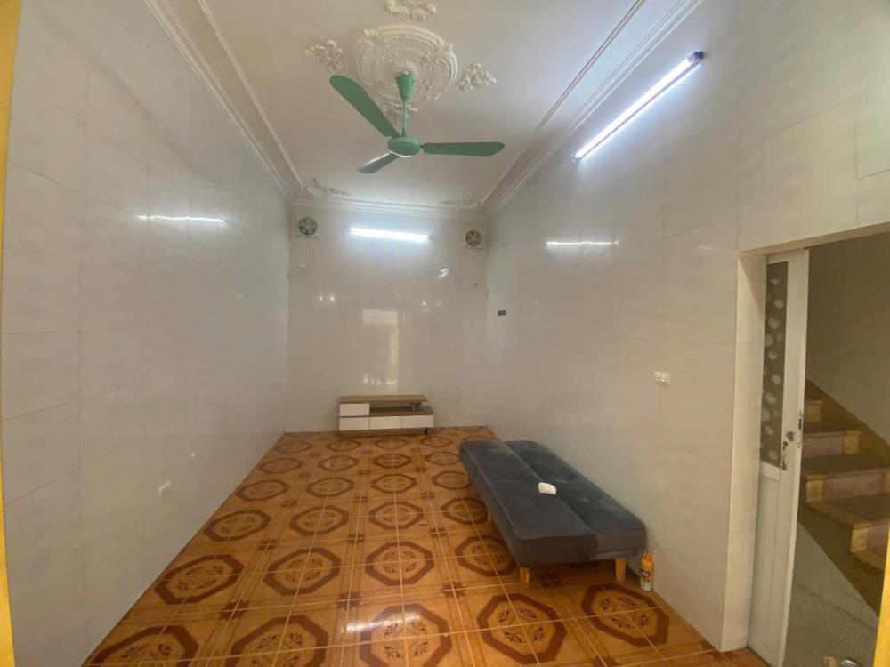 Cho thuê nhà ngõ ô tô 240 Phố Tân Mai, 45m2, 3.5 tầng, 3 ngủ, 9 Triệu2620643