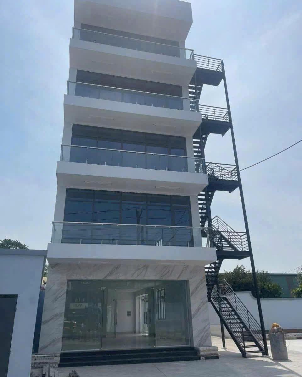 Cho Thuê Toà Nhà Làm Văn Phòng Thủ Dầu Một, Bình Dương – Giá Tốt 200 Triệu/tháng. Liên hệ: Chothuexuongmiennam.com - 03666320922650457