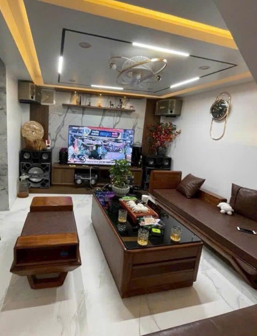 Tư Đình -Long Biên Bán
Nhà đẹp ngõ nông ,ô tô tránh sát mặt phố 40m, 5 tầng2508963