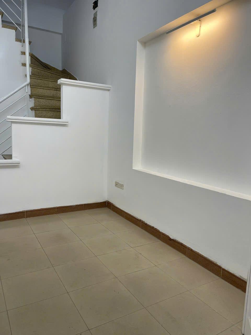 Cho thuê nhà đẹp Nguyễn khoái, Hoàng Mai, 3 tầng x 58m2, 3 PN, 10.5 triệu ô tô 16 chỗ vào2610405