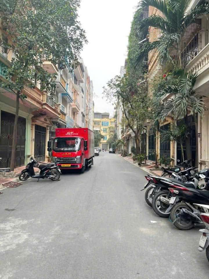 Cho thuê nhà Phố Nguyễn Cảnh Dị, 5 tầng x 55m2, 6 ngủ làm VP C.ty, KD online 17 Triệu (có TL)2600893