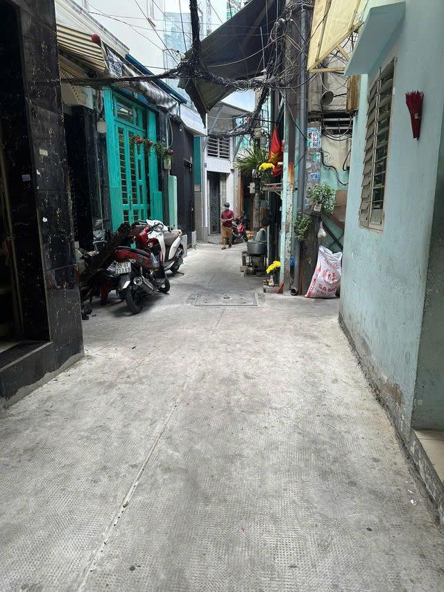 Bán gấp giá mềm QUẬN 10 : 6,2 tỷ - Đường 3/2 - Dt: 28m2 ngang 4.6 nở hậu tài Lộc 5.5m - 5 tầng gồm trệt, lửng , 3 lầu. Gồm 4 PN , 2 Wc Nhà còn mới tinh, vị trí hẻm máy thông - LH: 077 888 5818 - 077 478 5818 CHUYÊN BĐS SÀI GÒN2633665
