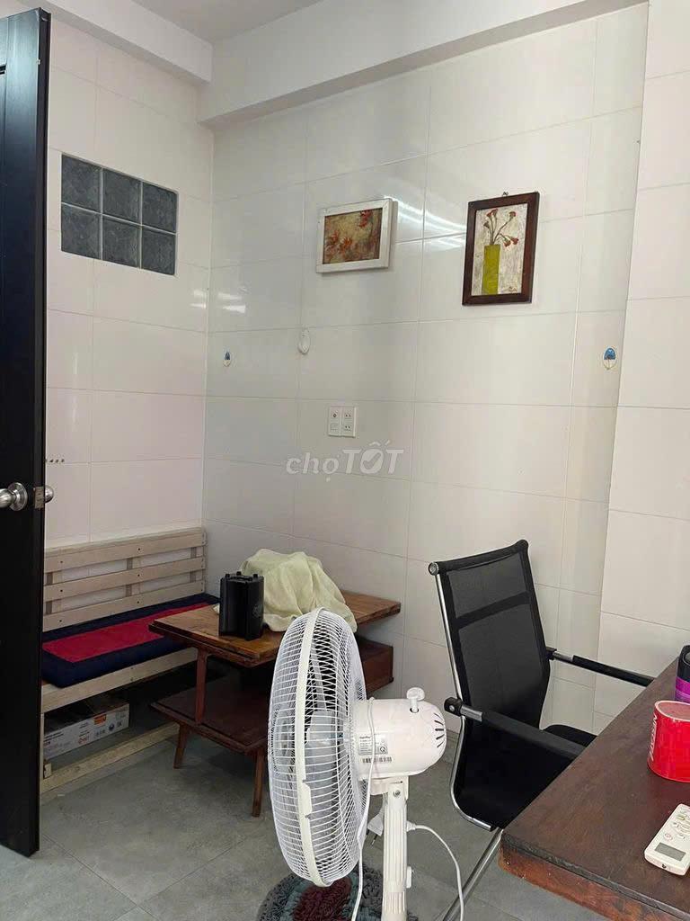 Cho thuê phòng có ban công trong nhà nguyên căn, có đầy đủ nội thất, chỉ dọn vào ở2397790