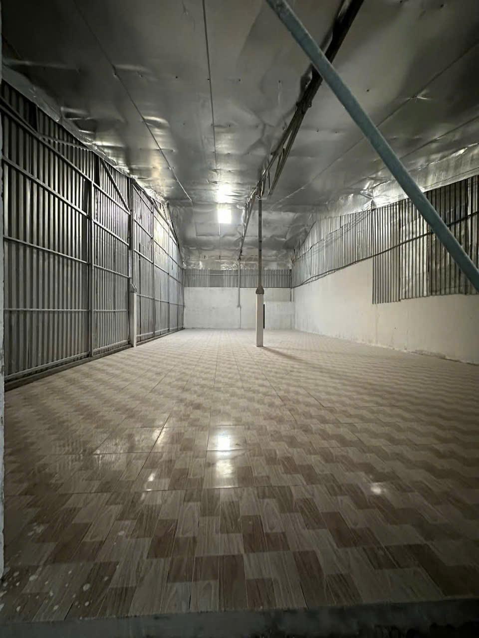 kho 8 triệu rộng 180 m2 đường Nguyễn Văn Cừ2603894