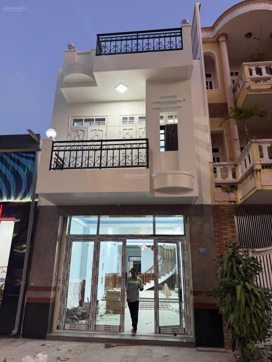 Cho thuê nhà mới 100%, 3 tầng, 4 phòng ngủ mặt tiền tại 537 Nguyễn Tất Thành, P. Xuân Hà, Q.Thanh K2473189