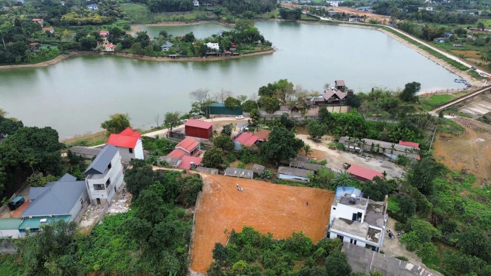 Lô đất viu hồ cách mặt nước 20m .                                                                     .2610414