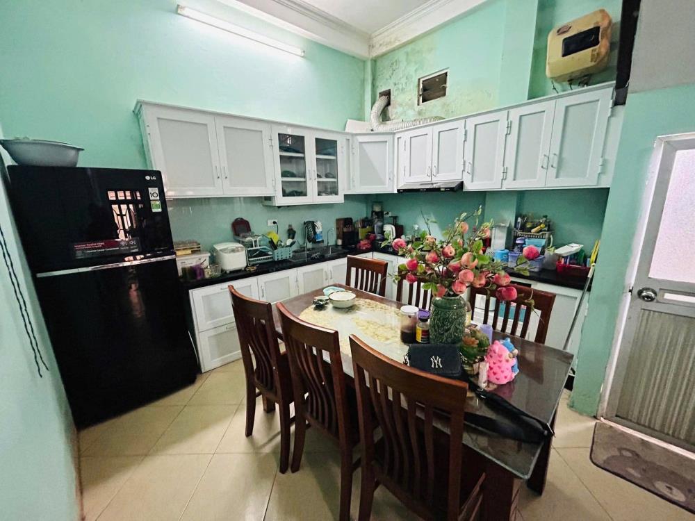 Cho thuê nhà KD sạch, VP, ở hộ gia đình Phố Nguyễn Chính 3 tầng x 42m2, 2 ngủ, 10 Triệu2621164