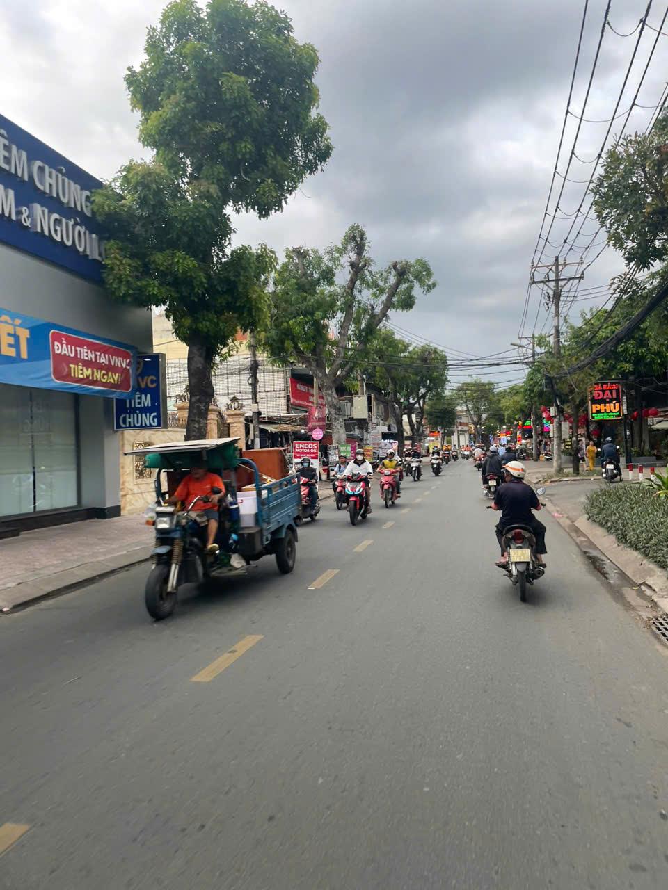 Bán nhà mặt tiền kinh doanh 18,5x33m giá 65 tỷ  Đường Nguyễn Văn Quá2511481