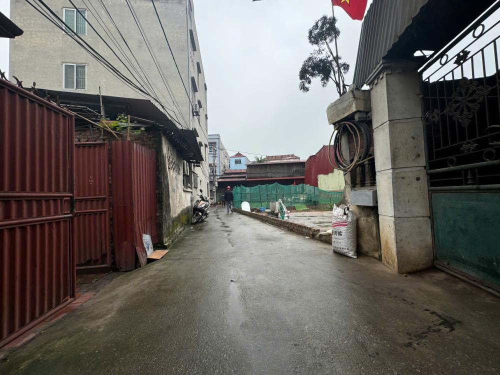 CHỦ CẮT MÁU CẦN BÁN GẤP LÔ ĐẤT   PHÙ KHÊ - TỪ SƠN BẮC NINH 

 Dt : 48 Mt : 5 m 
 Giá : 1.4 tỷ 

GẦN CÔNG VIÊN NGUYỄN VĂN CỪ2548819
