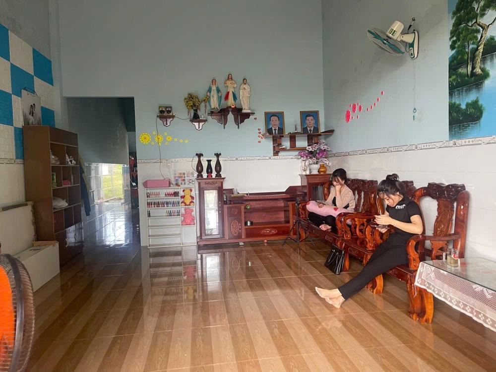 CẦN BÁN GẤP NHÀ CẤP 4 CÓ ĐIỆN NƯỚC ĐẦY ĐỦ DỌN VÀO Ở NGAY ĐƯỢC VƯỜN SẦU RIÊNG 300 CÂY2589747