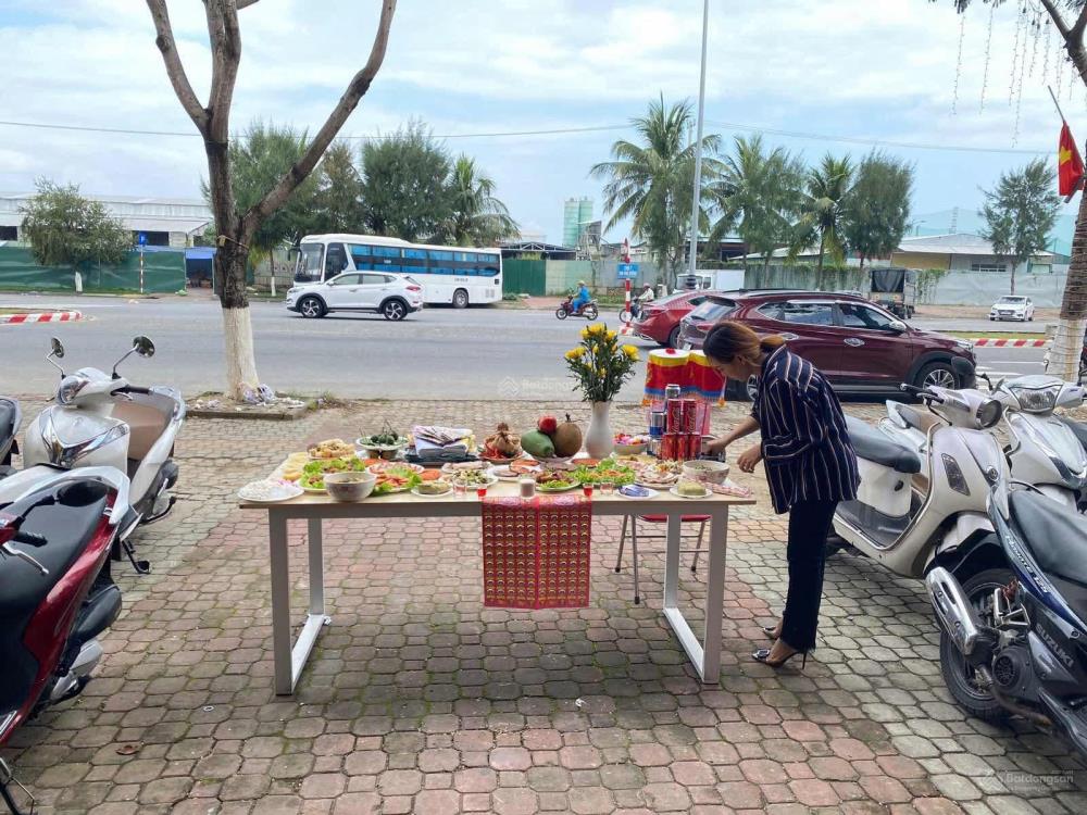 Cho thuê nhà mới 100%, 3 tầng, 4 phòng ngủ mặt tiền tại 537 Nguyễn Tất Thành, P. Xuân Hà, Q.Thanh K2473190