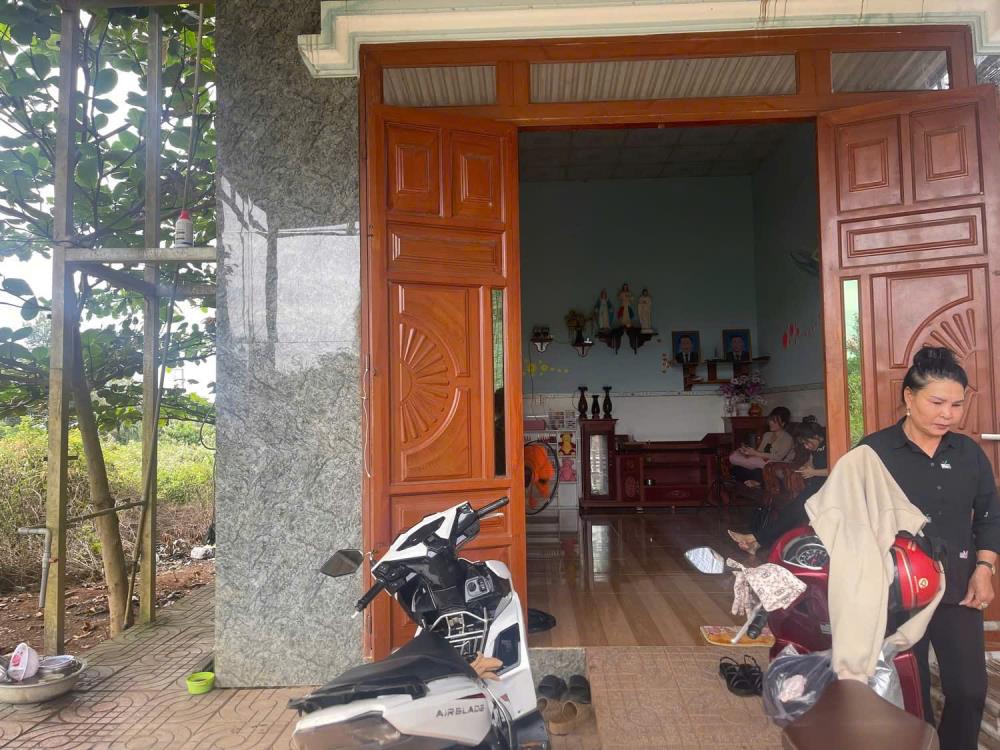 TÔI CẦN TIỀN NÊN MUỐN BÁN GẤP NHÀ VƯỜN CẤP 4 CÓ 300 CÂY SẦU RIÊNG ĐIỆN NƯỚC CÓ SẴN DỌN VÀO Ở NGAY ĐƯỢC.2583623