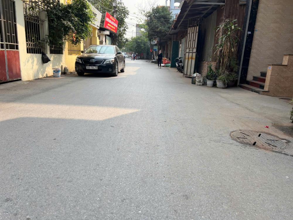 CHỦ CẮT MÁU CẦN BÁN GẤP LÔ ĐẤT   PHÙ KHÊ - TỪ SƠN BẮC NINH 

 Dt : 48 Mt : 5 m 
 Giá : 1.4 tỷ 

GẦN CÔNG VIÊN NGUYỄN VĂN CỪ2548822