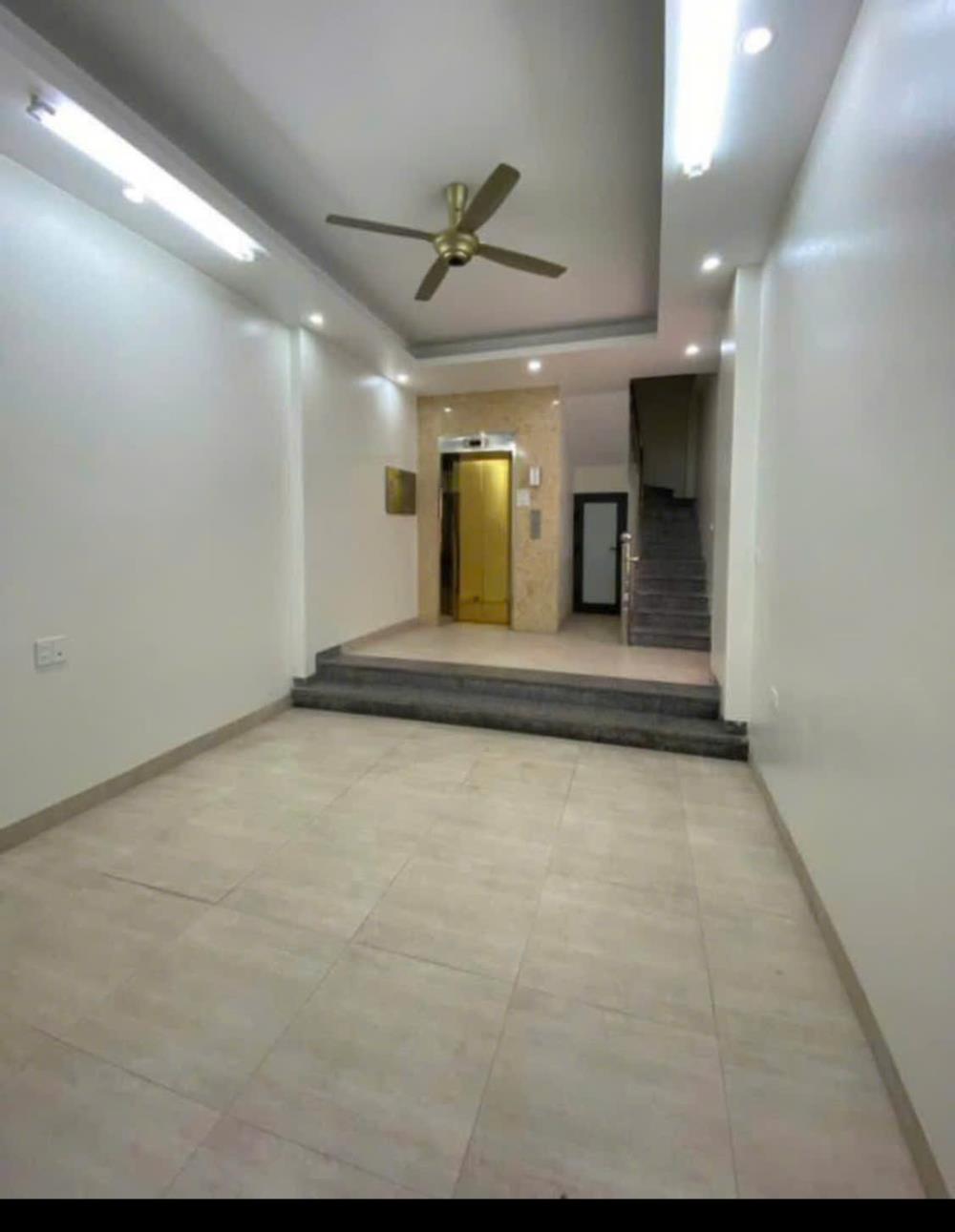 Cho thuê nhà Mặt Phố Giáp Bát 5 tầng, thang máy làm Spa, VP, KD online2528439