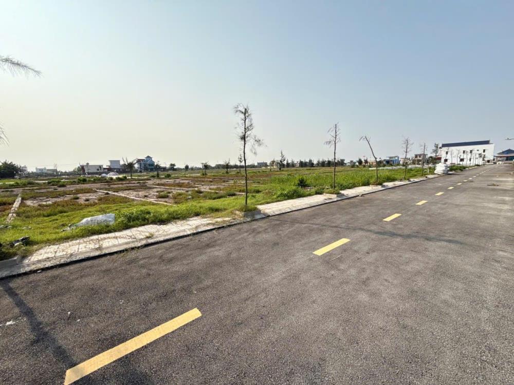 Cần bán gấp lô góc 98m2 đất, đứng ở đất nhìn thấy biển, lô góc, đường thông các ngả.2602297