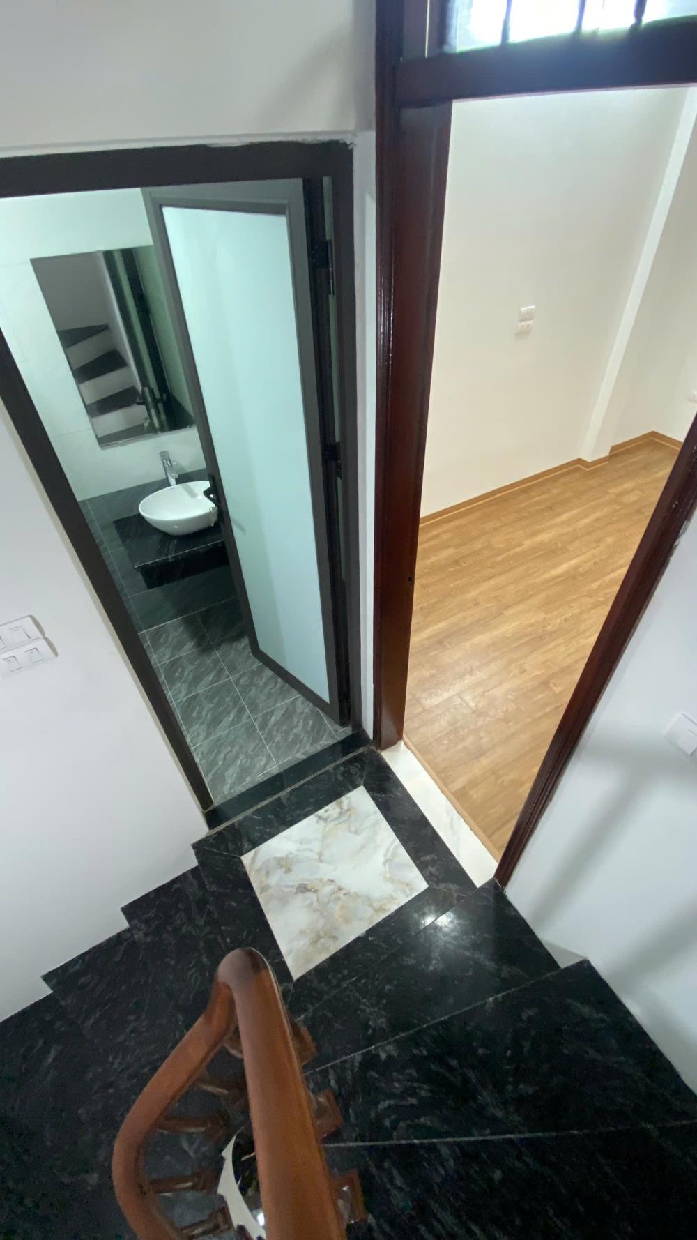 Bán nhà riêng ngõ 147 Tân Mai 5 tầng, ngõ thông, vị trí đẹp ngay chợ đầu mối2467999