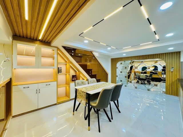 Giá mềm nhất quận Bình thạnh: 7,45 tỷ -Nguyễn Văn Đậu -Diện tích: 4.2 x 11m. Công nhận trên sổ 43m2- 1 trệt + 1 lửng + 1 lầu + 3 Phòng ngủ + 4 WC -LH: 077 888 5818 -077 478 5818 CHUYÊN BĐS SÀI GÒN2633280