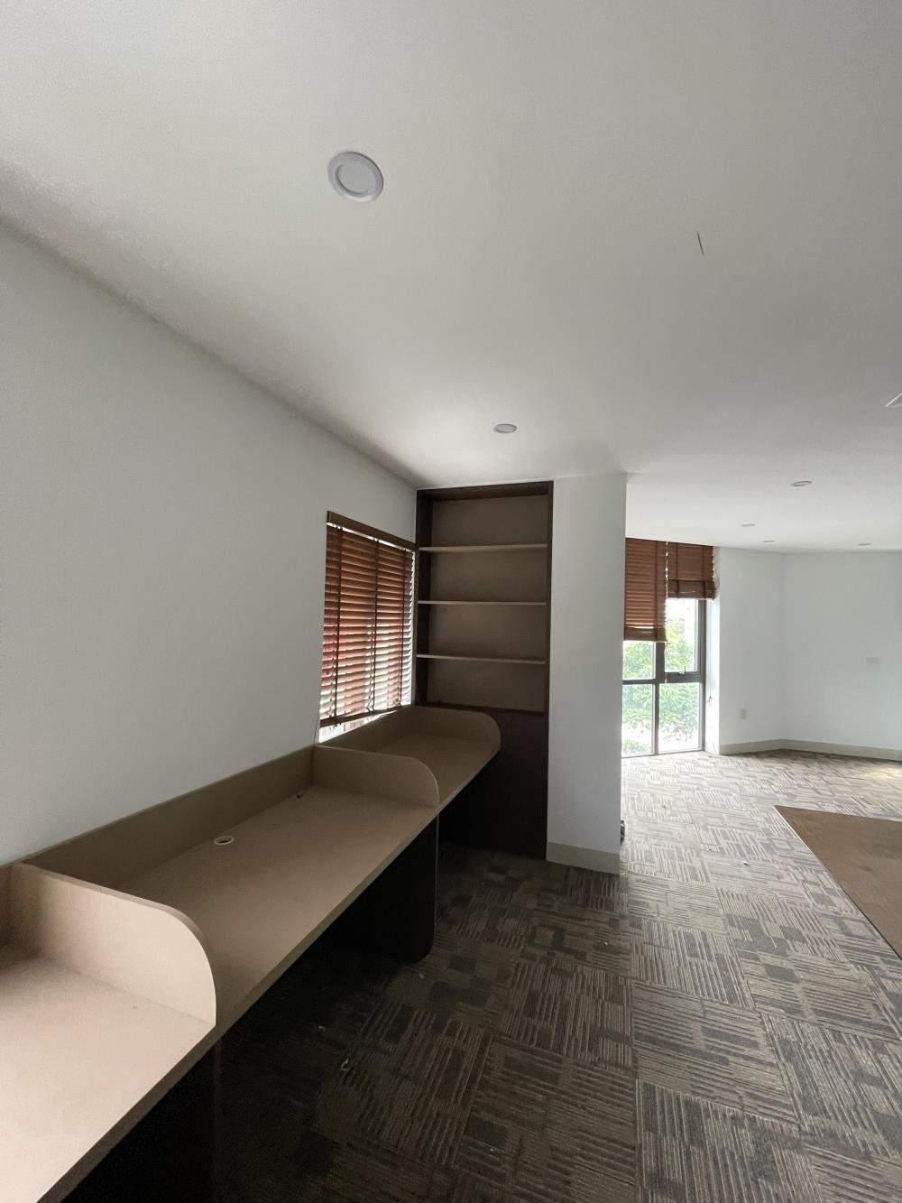 Cho thuê biệt thự ngõ 214 Nguyễn Xiển ,120m x 5 tầng 1 tum thông sàn , thang máy riêng phù hợp kinh doanh2406719