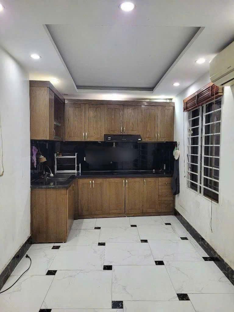 Cho thuê nhà nguyên căn lô góc Phố Giáp Bát, 5 tầng, 30m2, 3 ngủ, 12 Triệu2391573