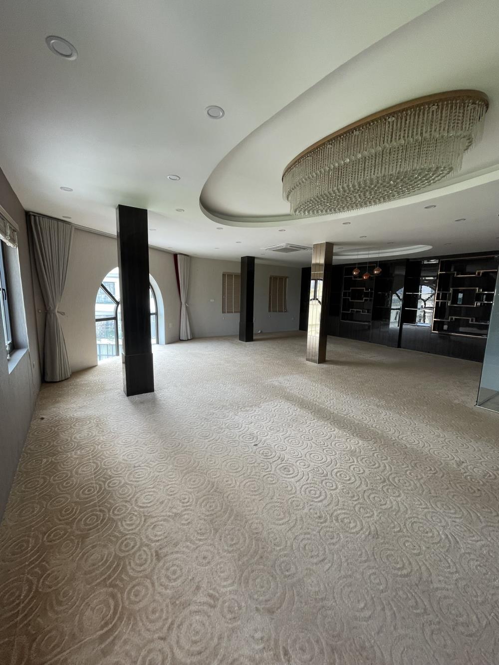 Cho thuê biệt thự ngõ 214 Nguyễn Xiển ,120m x 5 tầng 1 tum thông sàn , thang máy riêng phù hợp kinh doanh2406720