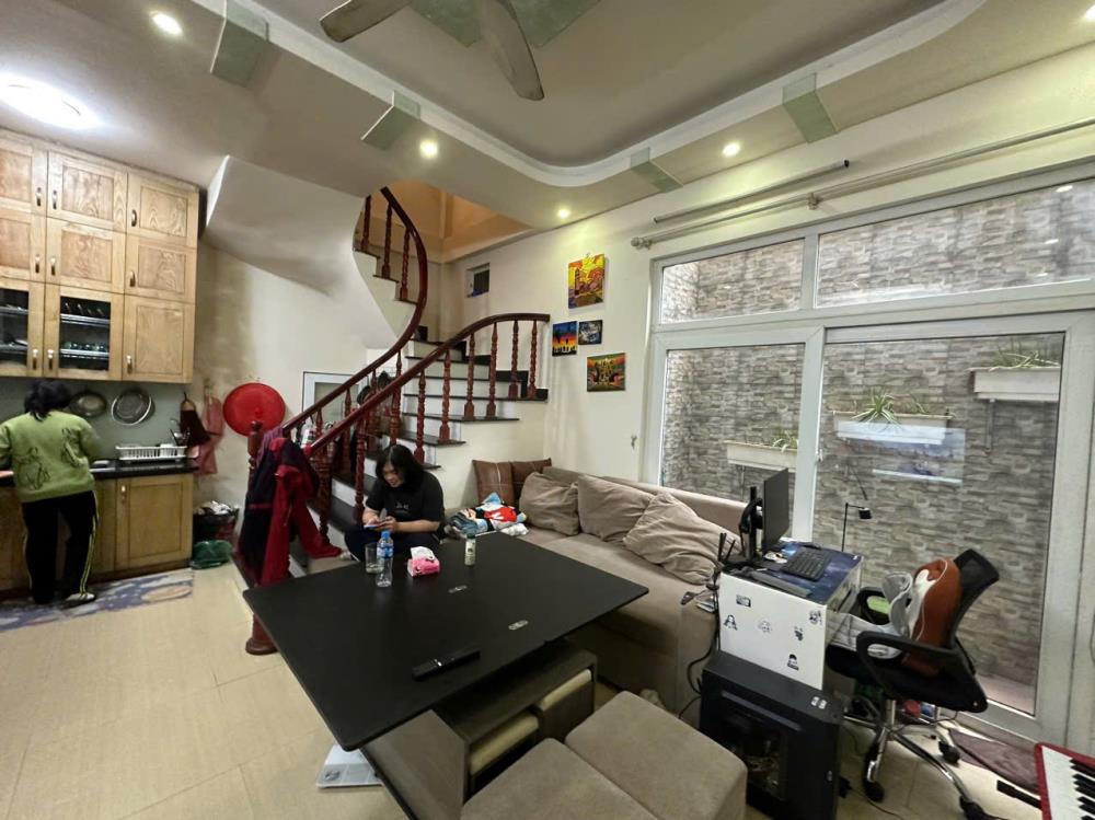 Cho thuê nhà ngõ ô tô đỗ cửa 288 Phố Hoàng Mai, 5 tầng, 33m2, 3 ngủ, 12 Triệu2573311