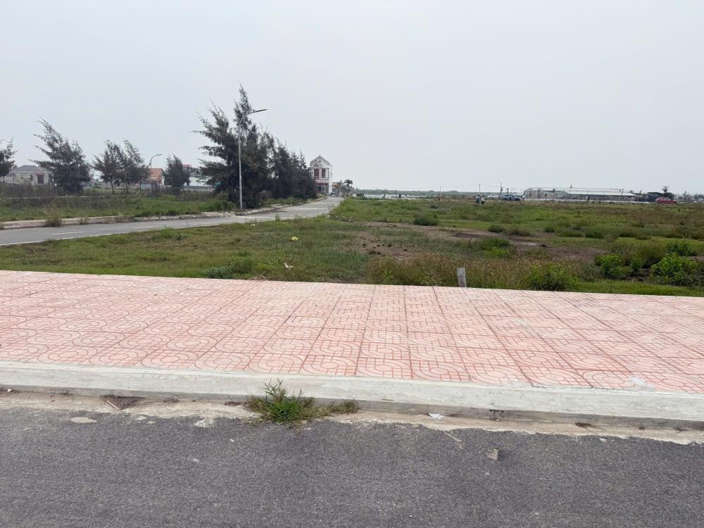 Nhỉnh 2 tỷ em bán trục chính đường 10m giao phong quất lâm sát Flamingo2614389
