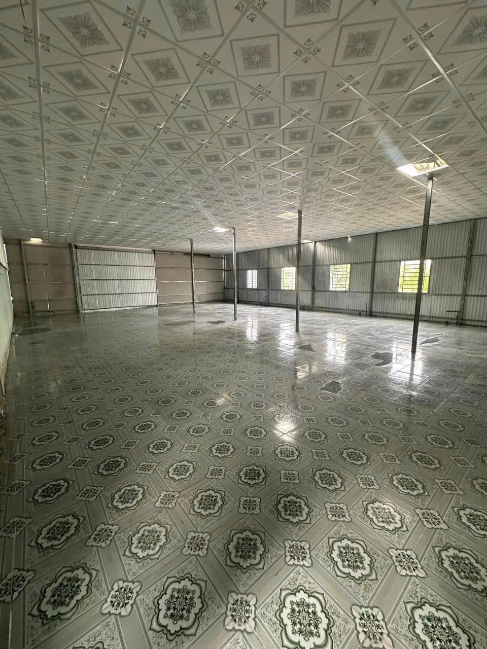 kho 8 triệu rộng 180 m2 đường Nguyễn Văn Cừ2603893