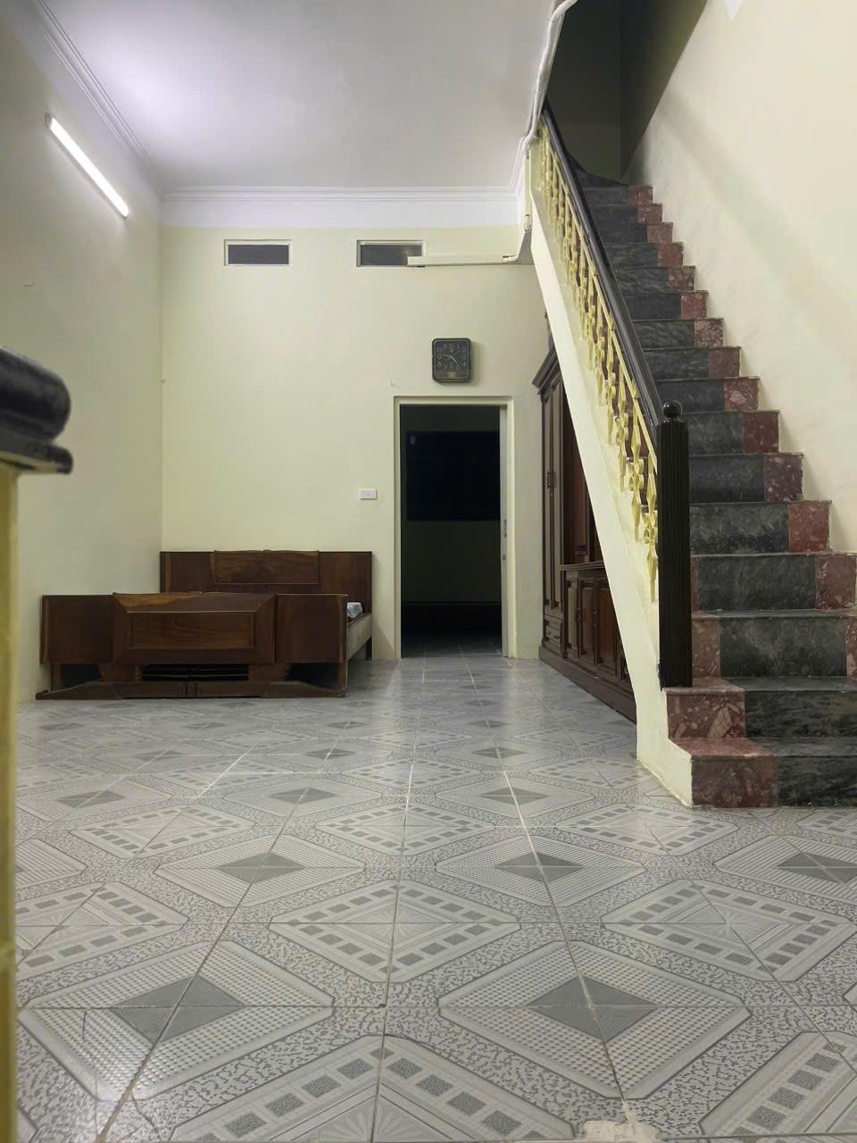 Cho thuê nhà ngõ 318 Phố Đê La Thành, ngay ĐH văn hoá 48m2, 3 tầng, 11 Triệu2570631