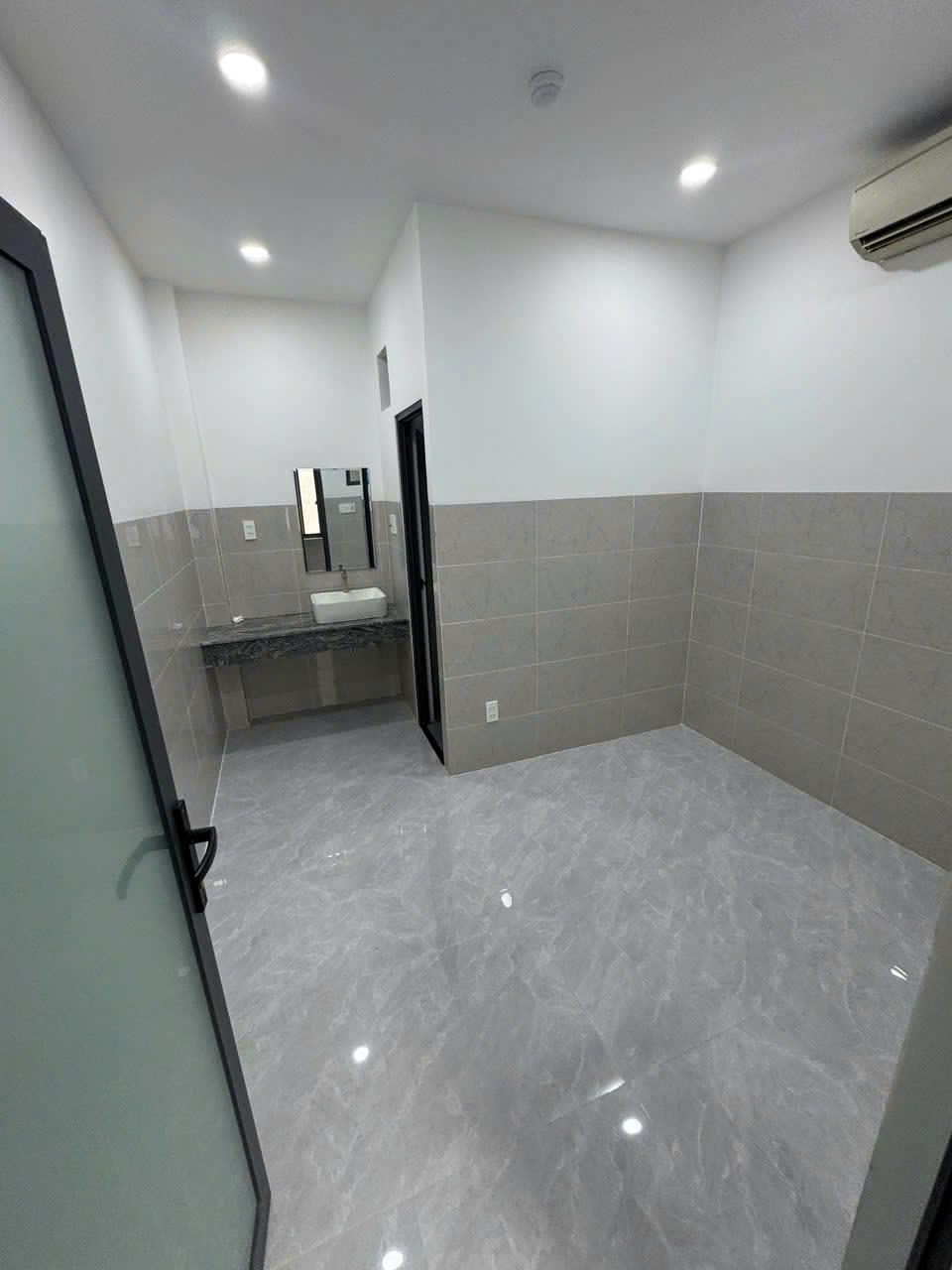 MÌNH CHO THUÊ PHÒNG FULL NỘI THẤT GIÁ 2,6 TRIỆU - ĐÔNG HƯNG THUẬN - QUẬN 122601459