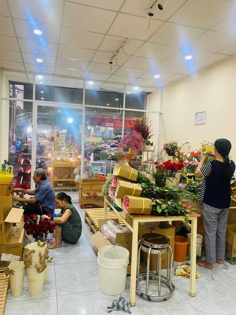 CẦN SANG NHƯỢNG SHOP HOA Địa chỉ: 121 đường Trần Hưng Đạo, Dĩ An2607988