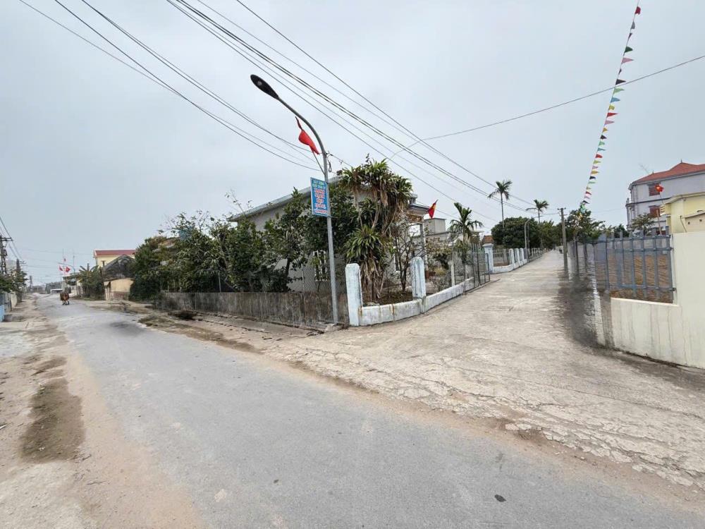 Cần bán nhanh lô đất 100m2 tại xã Giao Phong, mặt tiền 5m, thế đất vuông vắn. Đường thông các ngả, ô tô tránh, xung quanh dân cư đông đúc toàn biệt thự.2584536