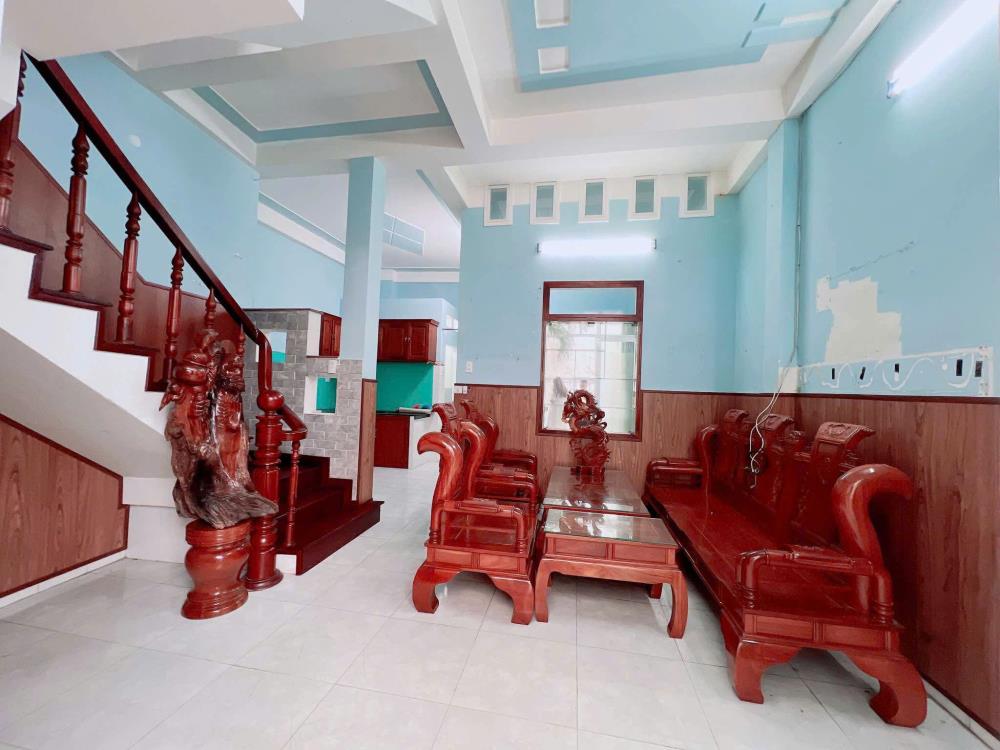 Cho thuê nhà nguyên căn hẻm 2 xe máy sau 1 căn mặt tiền khu Trần Hưng Đạo, gần chung cư Atara, Tp Quy Nhơn2320009