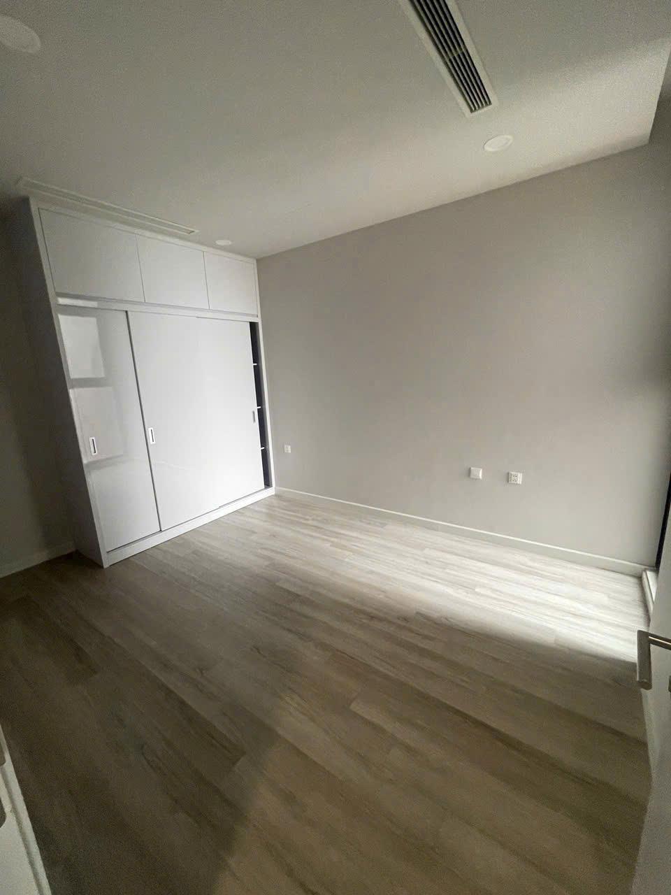 Cho thuê căn hộ cao cấp BRG Lê Văn Lương, 155m2, 4 ngủ, 3 WC ở gia đình, vào được ngay2596468