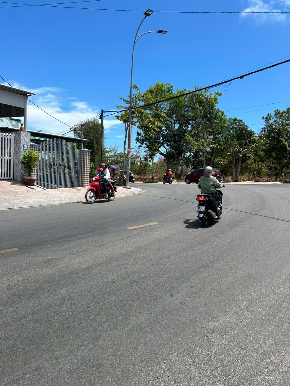Bán 958m2 đất thổ cư mặt tiền Ngô Quyền, Thị xã LaGi giá rẻ nhất 6tr/m22582974