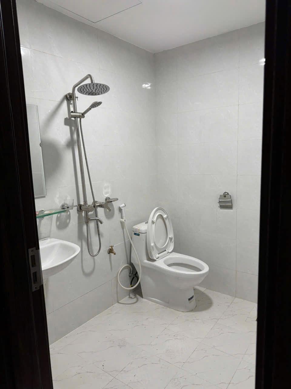 Cho thuê nhà ngõ ba gác Hào Nam, 5 tầng, 33m2, 3 ngủ khép kín 15 Triệu2562980