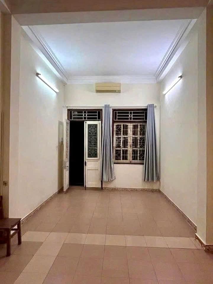 Cho thuê nhà ngõ 243 Tam Trinh, 60m2, 2.5 tầng, 3 ngủ, chỉ 8.5tr2364445