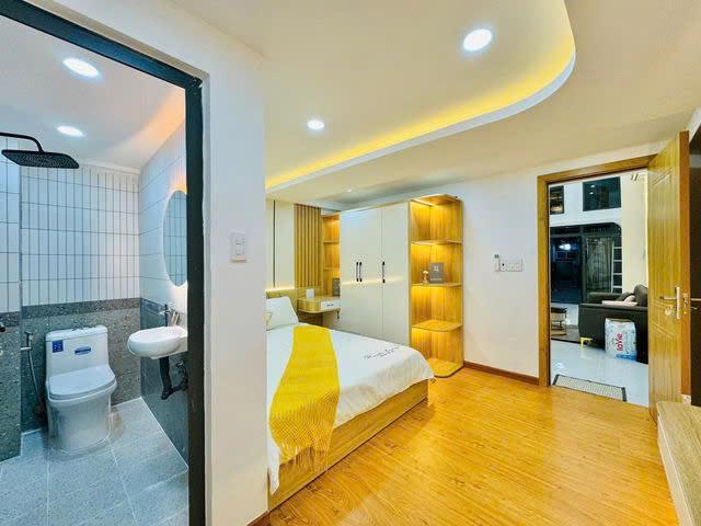 Giá mềm nhất quận Bình thạnh: 7,45 tỷ -Nguyễn Văn Đậu -Diện tích: 4.2 x 11m. Công nhận trên sổ 43m2- 1 trệt + 1 lửng + 1 lầu + 3 Phòng ngủ + 4 WC -LH: 077 888 5818 -077 478 5818 CHUYÊN BĐS SÀI GÒN2633283