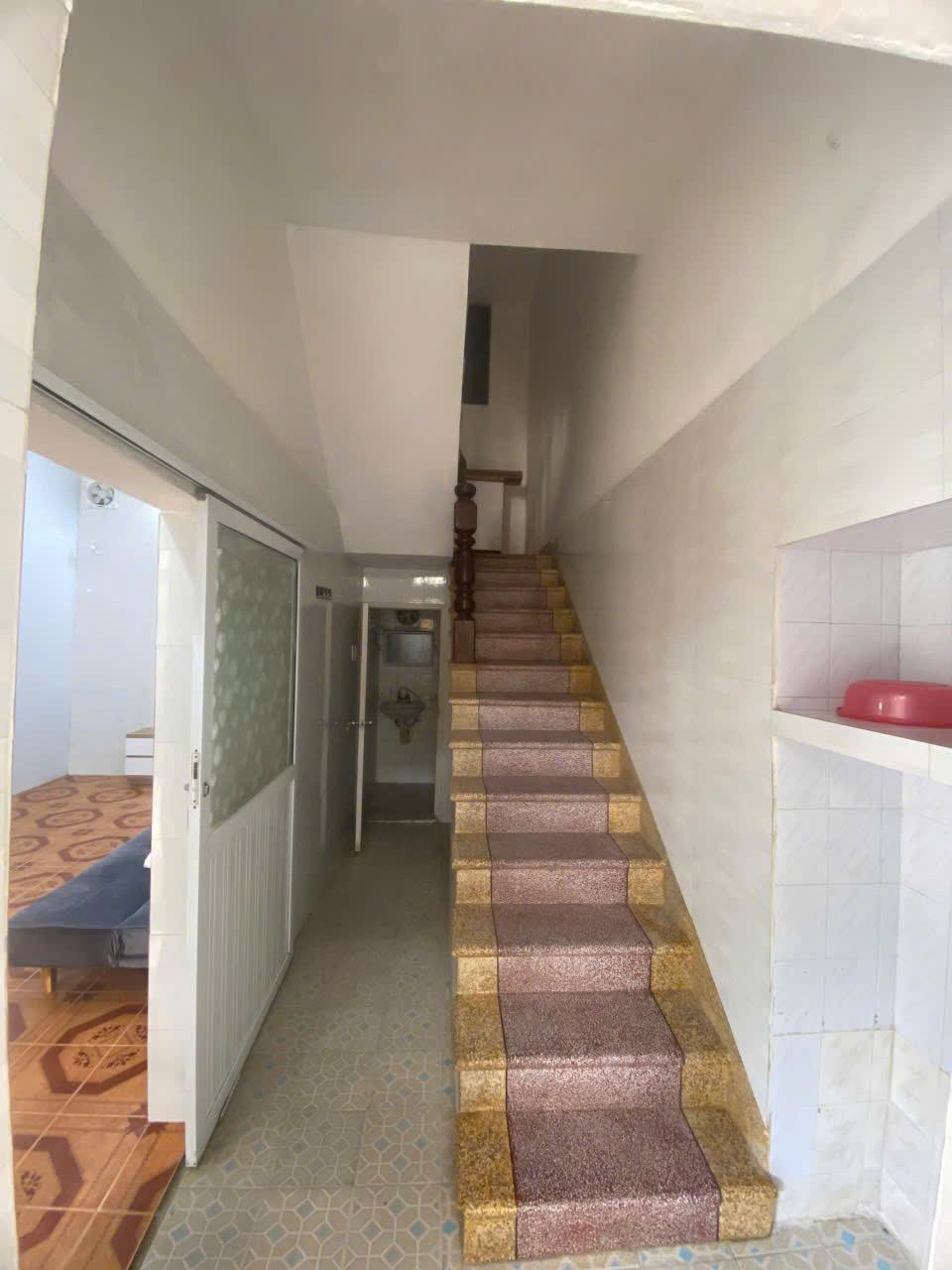 Cho thuê nhà ngõ ô tô 240 Phố Tân Mai, 45m2, 3.5 tầng, 3 ngủ, 9 Triệu2620645